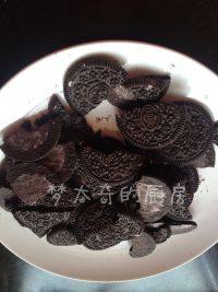 2、致命巧克力,奥利奥一袋去掉中间奶油夹心，大概95克左右。放入料理机打碎成粉末状。