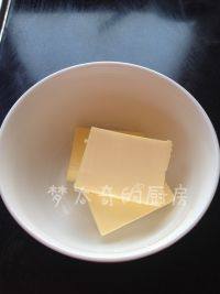 3、致命巧克力,20克黄油放入微波炉高火叮一分钟至融化。