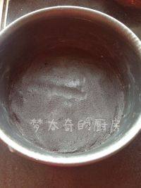 4、致命巧克力,融化的黄油倒入奥利奥粉末中搅拌均匀，粉末呈湿润的状态。将混合物倒入模具中。用勺背压平后放入冰箱冷藏。