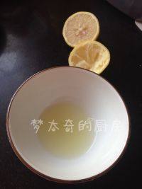 5、致命巧克力,柠檬榨汁，取15毫升备用。