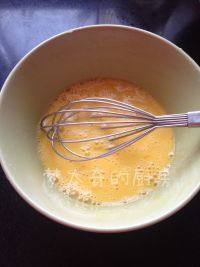 6、致命巧克力,两个鸡蛋打散备用。