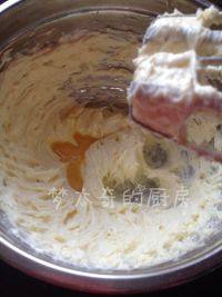 11、致命巧克力,加入盐（一小撮），分次加入蛋液搅拌均匀。