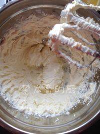 9、致命巧克力,奶油奶酪切小块放入容器隔水加热至软化后，用电动打蛋器搅打。