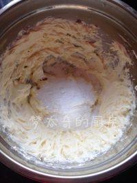 10、致命巧克力,带奶油奶酪成羽状柔滑状态时，加入糖，继续搅打，至体积稍微有些变大。