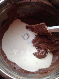 15、致命巧克力,加入淡奶油。