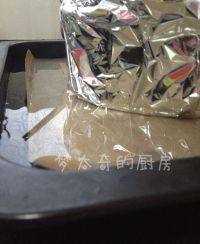 19、致命巧克力,将模具放入烤盘，烤盘内放热水，高度大约为烤盘一半。隔水水浴160度，45分钟。