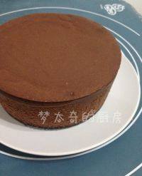 20、致命巧克力,烤好后，取出蛋糕，室温冷凉后放入冰箱冷藏约2-3小时。脱模的时候用吹风机暖风吹模具的四周，大概一份中左右后，就可以顺利脱模拉。