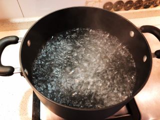 4、美味粿条,锅中清水煮沸。