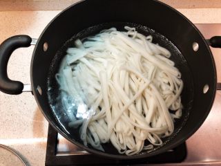 5、美味粿条,倒入粿条,下一茶匙盐。
