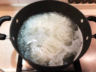 6、美味粿条,水开后马上捞起。