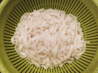 8、美味粿条,沥干水分。