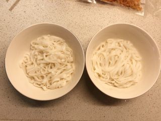 9、美味粿条,分装在两个深碗中。