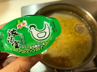 11、美味粿条,下1/3块浓汤宝,煮沸,保持沸腾。直到牛肉丸煮熟,虾仁煮软。