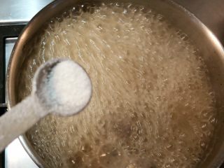 12、美味粿条,下适量盐和胡椒粉调味。