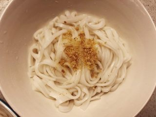 10、美味粿条,表面撒上蒜头酥。