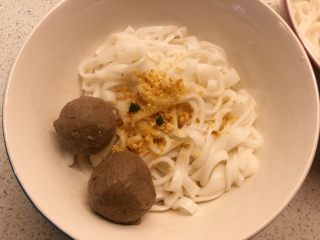 14、美味粿条,把牛肉丸捞出,放入碗中。