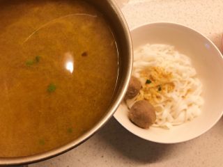 15、美味粿条,倒入汤汁。