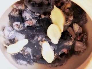 8、虫草花炖乌鸡汤,放入姜片。