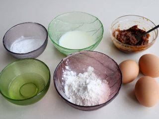 1、枣泥蛋糕,准备所需食材；