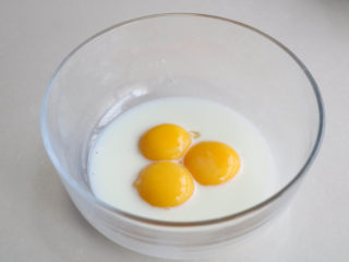 3、枣泥蛋糕,蛋黄加入牛奶搅打均匀；