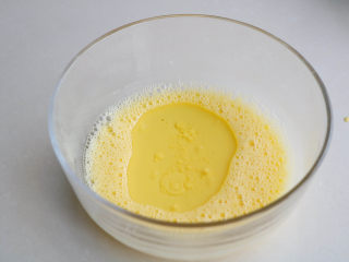 4、枣泥蛋糕,再加入色拉油搅打均匀；