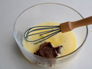 5、枣泥蛋糕,、加入枣泥搅打均匀；