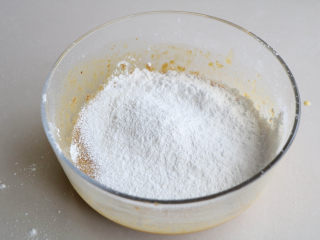 7、枣泥蛋糕,筛入低粉