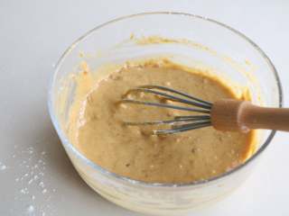 8、枣泥蛋糕,筛入低粉Z字形拌均匀；