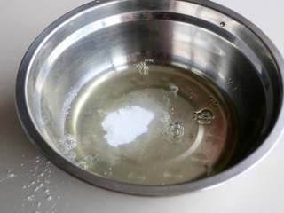 9、枣泥蛋糕,蛋清分次加入白糖打发；