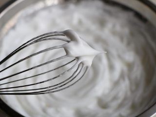 10、枣泥蛋糕,打发至提起打蛋器有小小的尖峰时，停止打发；