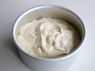 14、枣泥蛋糕,倒入6寸戚风模具里；