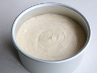 15、枣泥蛋糕,用牙签画出大气泡；