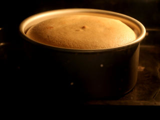 16、枣泥蛋糕,烤箱预热，上下火160度40分钟即可；烤箱温度仅供参考；