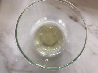 4、无糖红枣溶豆,两个蛋清打入碗里加入几滴柠檬汁，高速打发