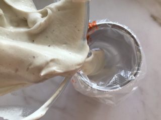 9、无糖红枣溶豆,倒入裱花袋中