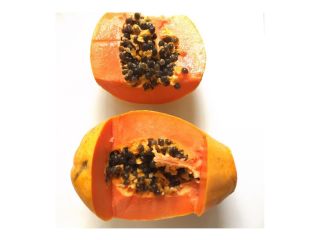 2、木瓜水果船#甜蜜美味#,把木瓜切开，成船形，去盖。