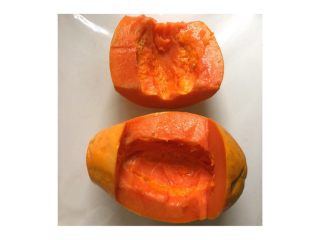 3、木瓜水果船#甜蜜美味#,用勺子小心挖出木瓜籽。