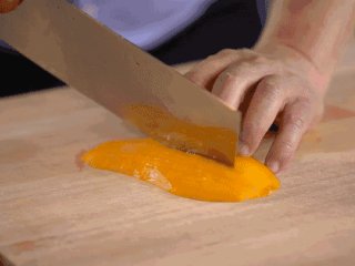 2、芒果糯米饭,芒果去皮，切半，后切成片。