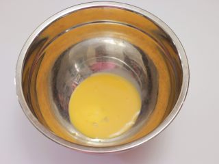 3、红糖草莓麦芬,取一干净的盆，将蛋液倒入盆中