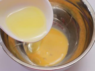 4、红糖草莓麦芬,倒入玉米油，用蛋抽搅拌均匀