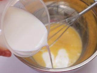 5、红糖草莓麦芬,倒入牛奶，搅拌均匀