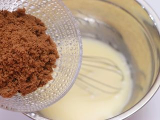 6、红糖草莓麦芬,倒入红糖和盐，继续搅拌至红糖融化