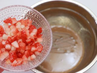 7、红糖草莓麦芬,将切好的草莓丁倒入液体材料中