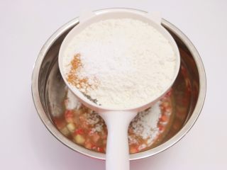 9、红糖草莓麦芬,将低筋面粉、泡打粉和肉桂粉混合过筛到盆中