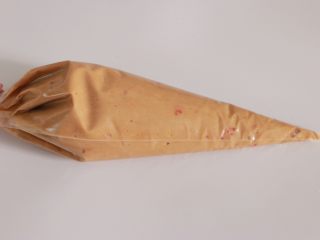 11、红糖草莓麦芬,将拌好的面糊装入裱花袋中