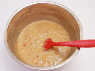 10、红糖草莓麦芬,用橡皮刮刀翻拌均匀（注意不要画圈搅拌，以免面粉起筋），拌至粉类湿润并无干粉状态即可