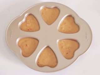 12、红糖草莓麦芬,裱花袋剪小口，将面糊挤入模具，八分满即可（不要挤满模具，面糊在烘烤的过程中会膨胀的）