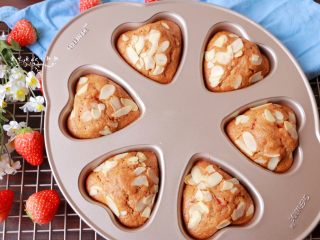 15、红糖草莓麦芬,烤好出炉稍稍放凉即可脱模食用