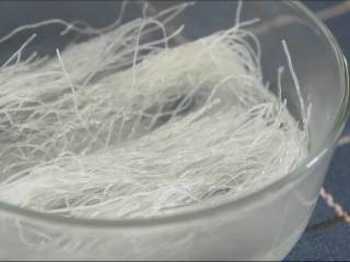 1、买菜做饭吃点啥，来份金银蒜开背虾，晚餐夜宵全搞定！,粉丝泡发备用。