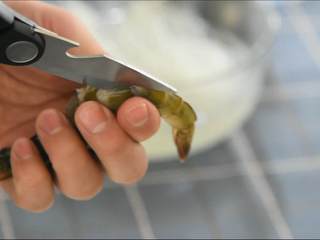 2、买菜做饭吃点啥，来份金银蒜开背虾，晚餐夜宵全搞定！,虾剪去触角，剪刀开背。